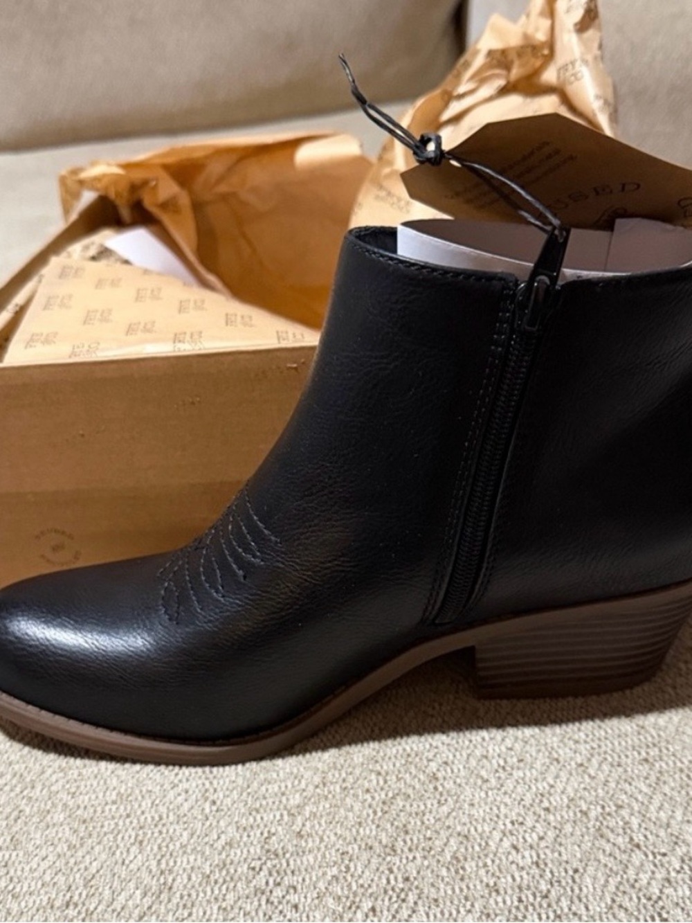FRYE AND CO. Black Leather Ankle Boots with Side Zip and Low Stacked Heel